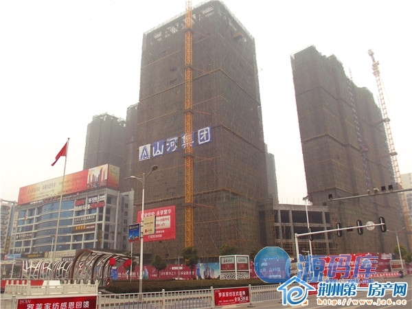 人信汇项目沿街一面，照片左边为沙隆达广场